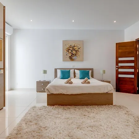 Superlative Maisonette Steps To St Georges Bay Apartmán