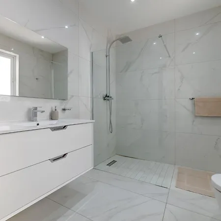 Superlative Maisonette Steps To St Georges Bay *