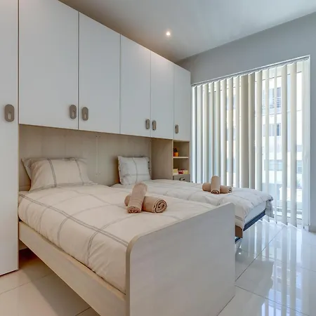 Superlative Maisonette Steps To St Georges Bay *