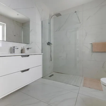 Superlative Maisonette Steps To St Georges Bay *