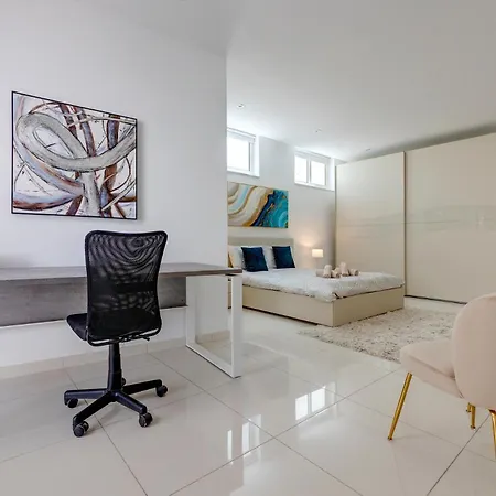 Superlative Maisonette Steps To St Georges Bay 公寓 *